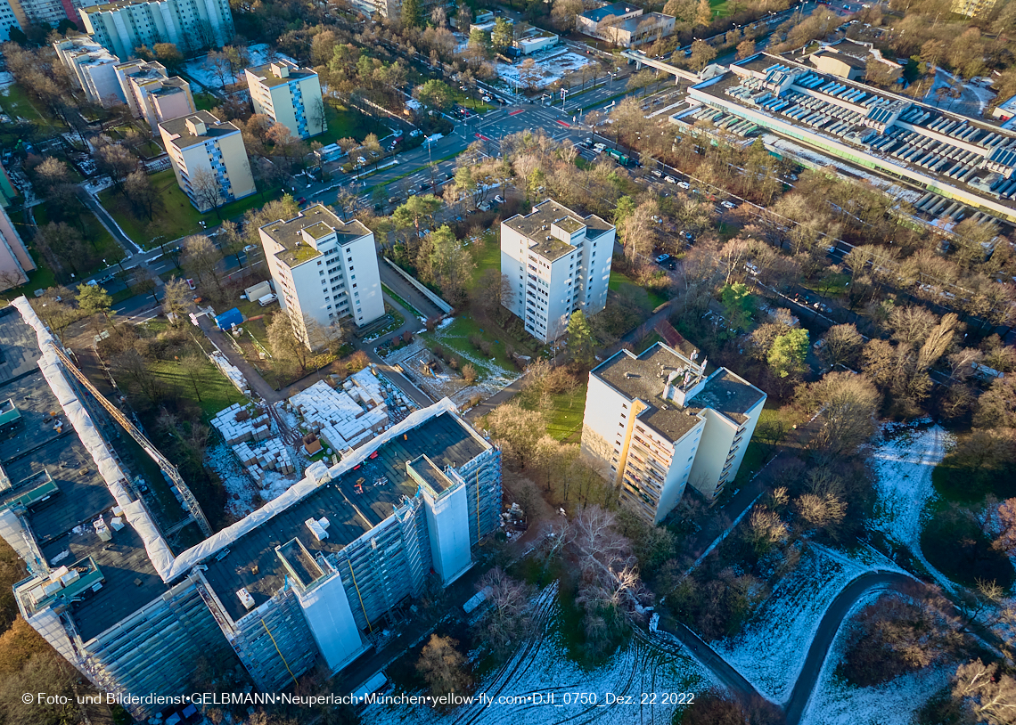 22.12.2022 - Fassadensanierung am Krl-Marx-Ring 11-21 in Neuperlach